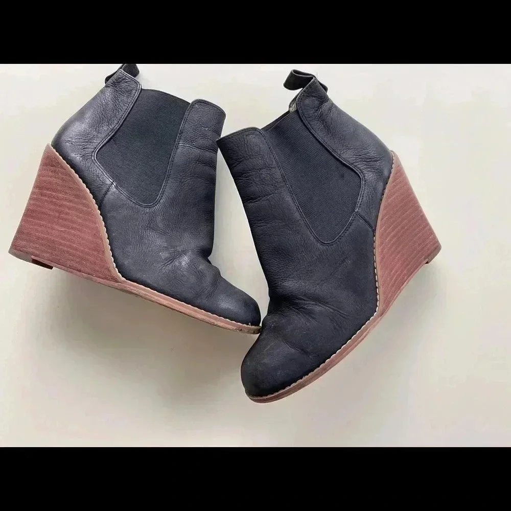 Hinge Tucker wedge booties